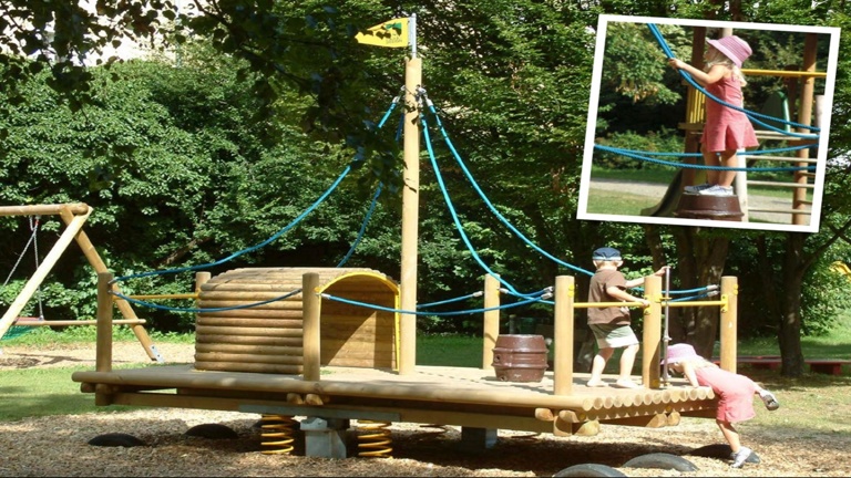 Spielplatz-Floß an der Alten Floßlände in Wolfratshausen